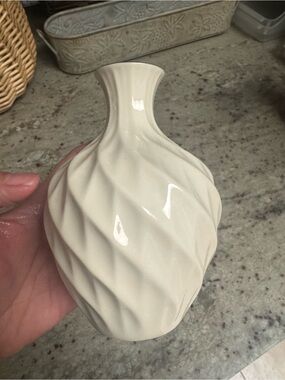 Lenox Richmond Swirl Vase w/24 K Gold Rim